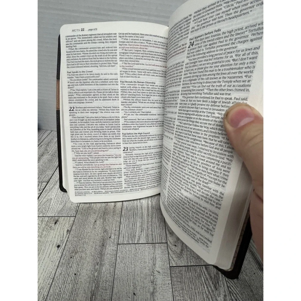 New Living Translation Holy Bible‎ Gift Ed. Brown Leatherette ISBN 9781414316932